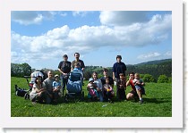 dsc08535 * Skupinka, v pozadi (vpravo od Marusky) je videt Kasperk. * Skupinka, v pozadi (vpravo od Marusky) je videt Kasperk. * 2592 x 1728 * (2.11MB)